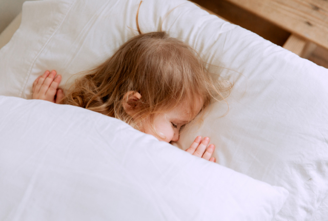 cuanto debe dormir un niño